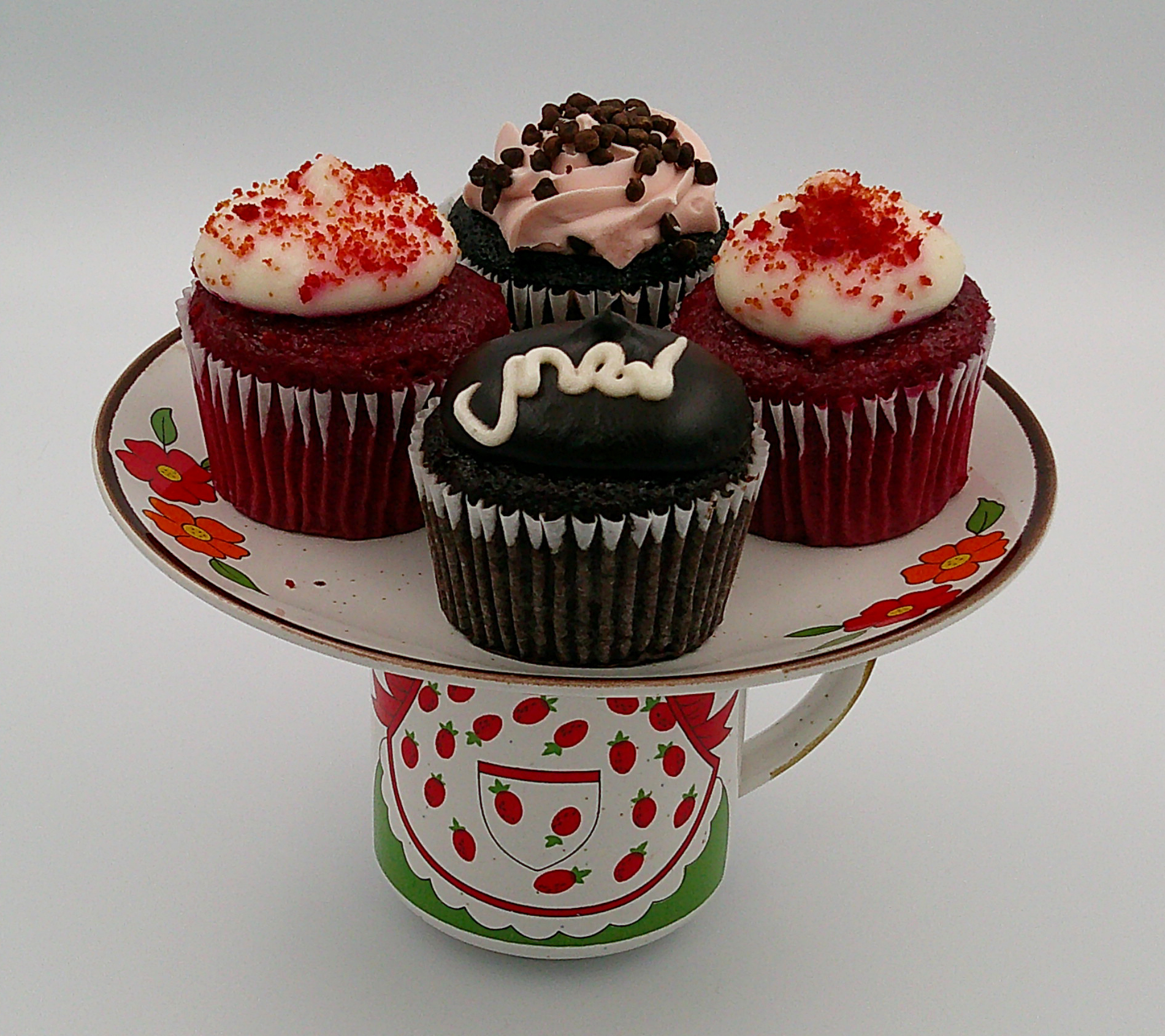 This shows regular cupcakes on the plate. Just an example. They are NOT for sale. This shows regular cupcakes on the plate. Just an example. They are NOT for sale.